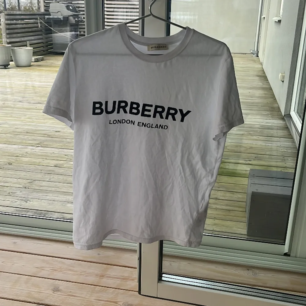 Burberry T shirt i storlek S, mycket sparsamt använd . T-shirts.