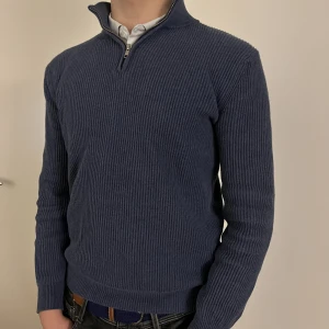 John Henric half zip - Tjena säljer denna stickade/ribbade half zip från John Henric. Som inte säljs mer. Tröjan är i bra skick. Skriv om du har några fler frågor! 