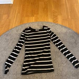 Fin tröja i storlek xs andvänd några gånger och jag säljer den för att jag aldrig andvänder den längre❤️ ( ipriset ingår inte frakten )