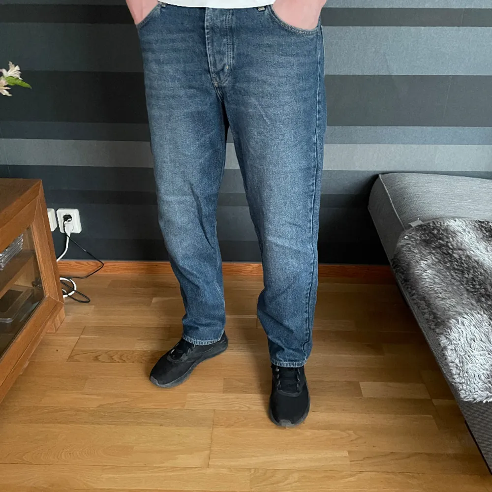 Junkyard jeans, storlek: 33, inga fläckar eller annat, modellen är 190 cm lång och väger 85 kg, bara höra av sig vid frågor och funderingar. Jeans & Byxor.