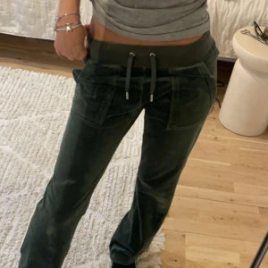 Juicy Couture byxor - Säljer mina splitternya juicy byxor då jag råka köpa fel storlek! En knapp saknas men går att fixa, annars är de i helt nytt skick. Nypris: 1000kr. ❤️