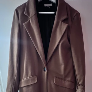 Tunn lång trenchcoat  - Använd men i god skick, normal i storlek 