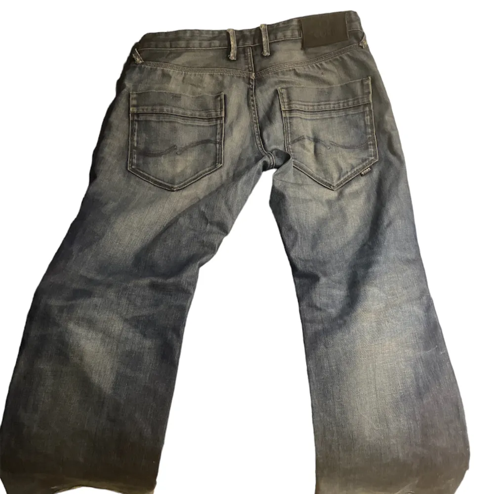 ett par drainiga jeans med tvär feta bakfickor, perfekt för dig som gillar den stilen. de har en baggy passform och de är lite klippta vid sidan av båda byxbenen för en lite mer bootcut fit. kom privat för mer info. Jeans & Byxor.