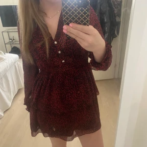 röd leopard klänning - säljer denna snygga klänning från zara, endast använd två gånger säljer pga att den inte kommit till användning❤️ 