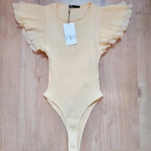 Ny Body gul zara S /36 Volang - Snygg stretchig body med vacker volang. Stl 36 Zara ljusgul