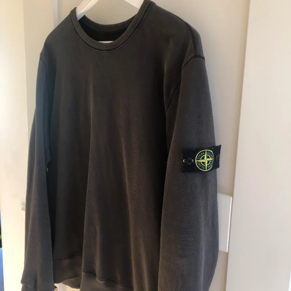 Säljer nu denna riktigt snygga stone island crewneck. Den är i använt skick men fortfarande riktigt clean. Den har en lagning nära kragen men det syns inte (se bild 3) storlek XL färg olivgrön/brun . Tröjor & Koftor.