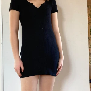 Svart klänning 🫶🏻🖤 - Säljer denna svarta klänning🫶🏻❤️, tycker den är lite för kort på mig. Använd Max 4 gånger⭐️. Storlek Xs o lite kortare bara för dem med st S💕. 