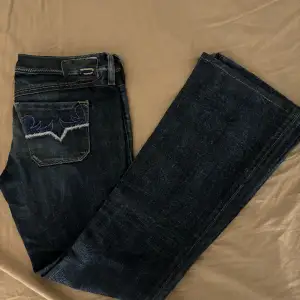 Säljer dessa skit snygga diesel jeans som är utsvängda. De har mörk tvätt och snygga detaljer på fickorna. De är i väldigt bra skick, har dock tyvärr inga bilder med de på då de inte passar mig🫶🏻 Midjemåttet är 42 tvärs över och 85 i innerbenslängd