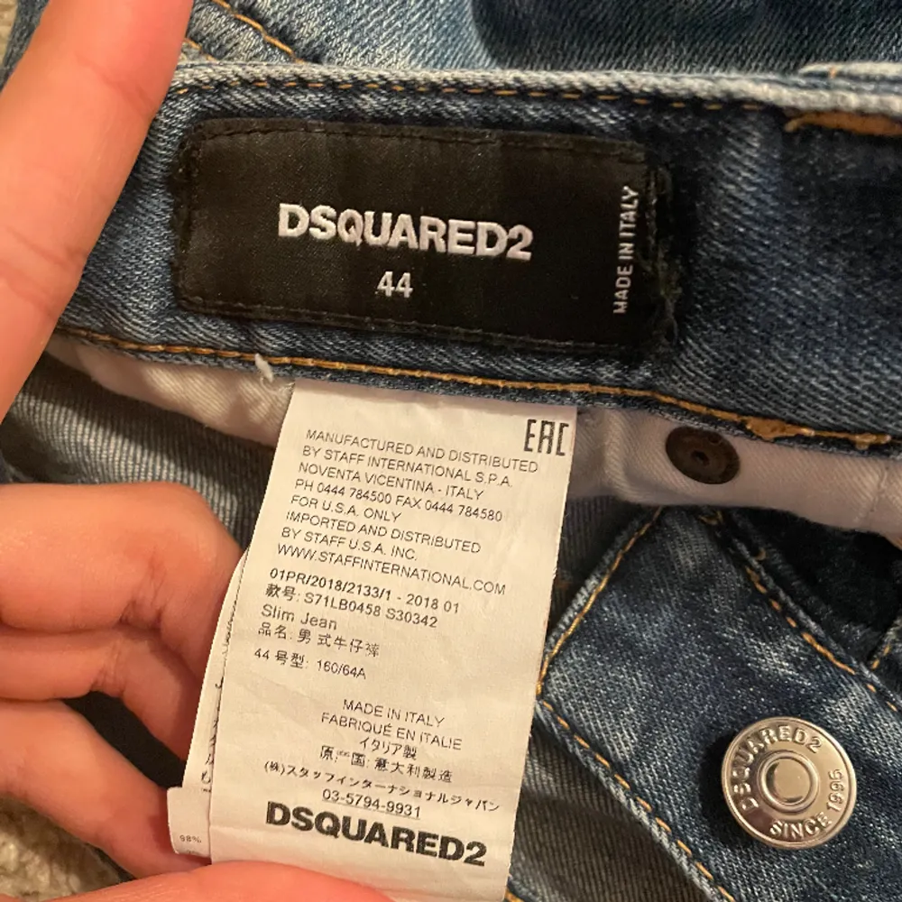 Dsquared 2 jeans, storlek 44. Dessa jeans är i använt skick de är lite slitna. Färg: mörkblå.  Pris: 600kr,  prutning är möjlig. Kan frakta till hela Sverige kan även avhämtas. Kontakta mig för bilder och ytterligare mer information.. Jeans & Byxor.