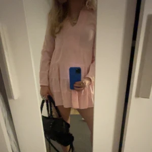 Rosa volangklänning - Supersöt sommarklänning från Zara💓 tyvärr för kort för mig men annars i jättebra skick! 