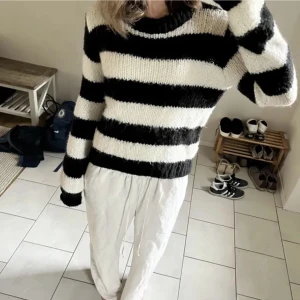 Stickad tröja  - Jätte fin o skön stickad tröja, köpt här på Plick, ( första bilden är från tjejen jag köpte den ifrån) bara skriva vid frågor!💕💕