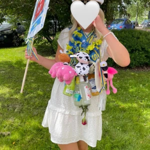 Studentklänning  - Säljer min jättefina studentklänning från Bubbelroom, storlek 38. Den har öppen rygg men knyter 🤍 500kr