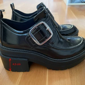 Loafers - säljer pga köpte fel storlek, skorna är 25cm långa