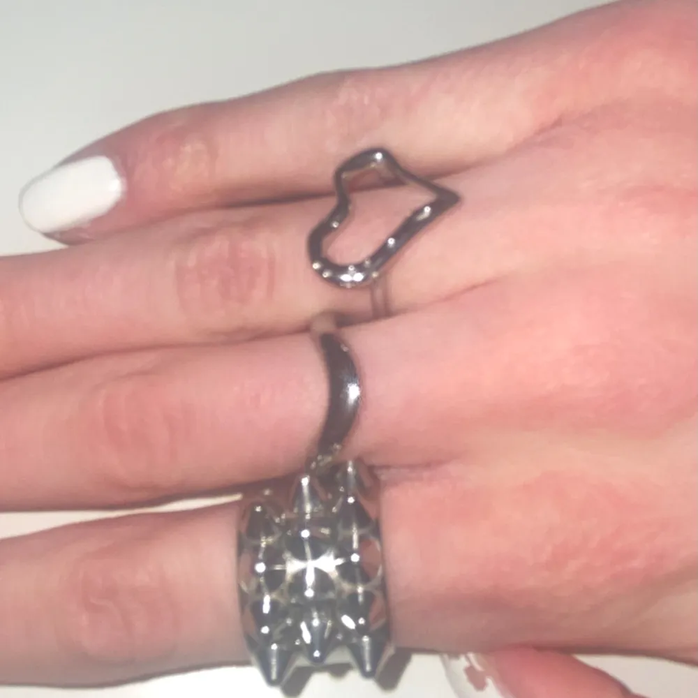 Säljer denna Edblad ring där en nit har gått av. Det är ingenting som syns särskilt mycket (se bild 2). Pris kan diskuteras vid snabb affär🤗 använd gärna köp nu!. Accessoarer.