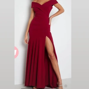 Balklänning - Sjukt fin klänning endast använd 1 gång. Perfekt balklänning, lång, v ringad och slits! Strl 40 Nypris 1100kr 600 vid snabbt köp! Hade på mig 10cm klackar!