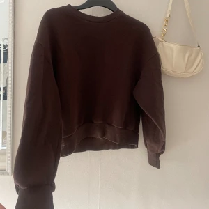 Brun tjocktröja - Brun tjocktröja från gina tricot, i stl xs. Använd ett fåtal ggr men i fint skick! Frakt ej inräknat i pris💓