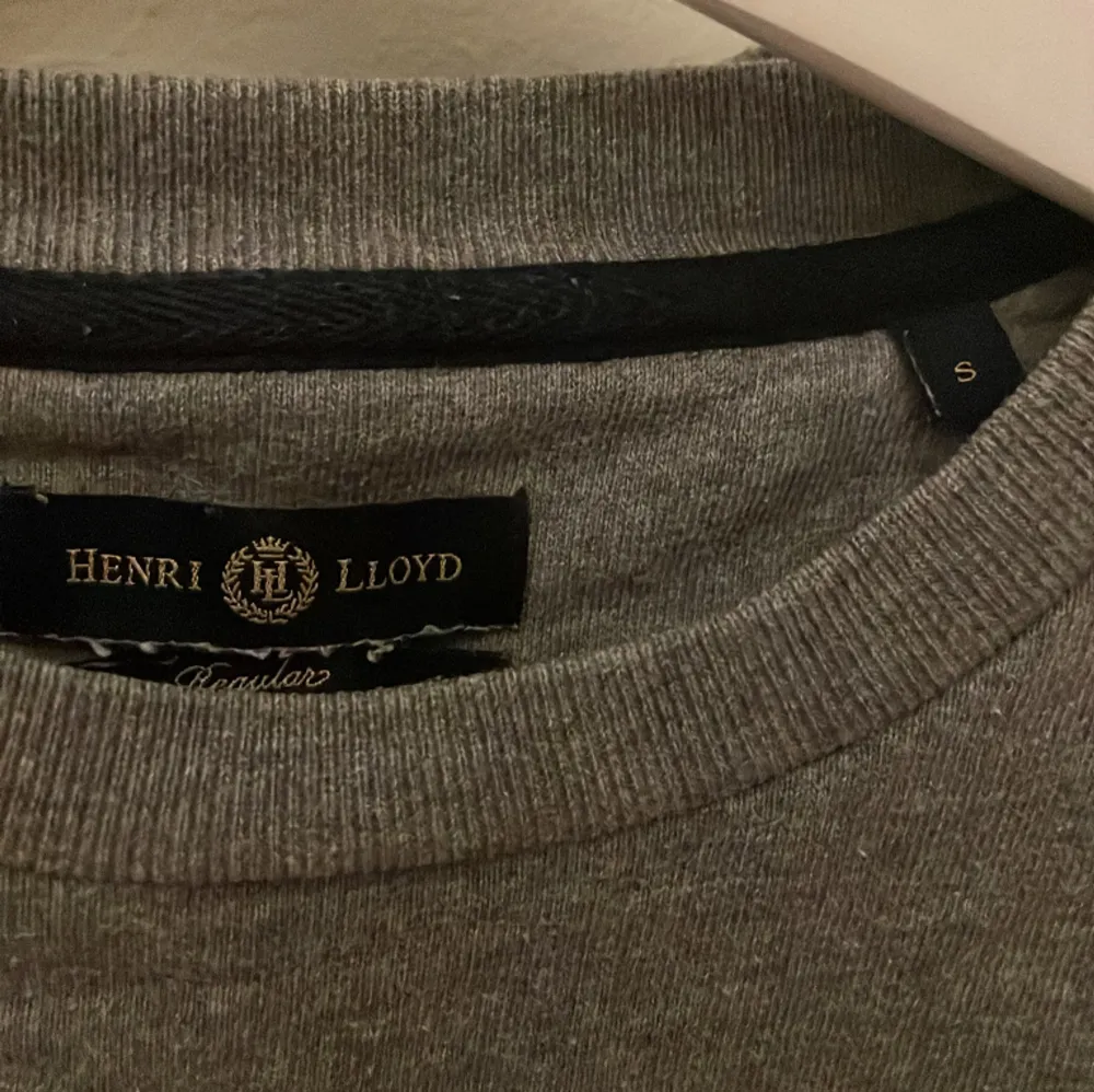 Två sweatshirts från Henri Lloyd i väldigt bra skick! Inga defekter finns! Till höger i bild är större s och till vänster en mindre s i storlek! Jag säljer de i ett paketpris för 249 kr, var för sig 150 kr/st!. Tröjor & Koftor.