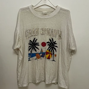 Gran Canaria T-Shirt - Snygg vintage Gran Canria t shirt. Härligt sliten. Cropped så den sitter vid byxkanten.
