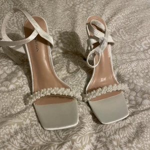 Klackskor  - Dom är helt nya och oanvända. Jag vill sälja för att dom är i fel storlek. Super fina och vackra. 