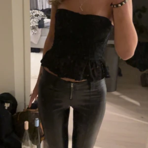 Skinnbyxor  - Jätte snygga skinnbyxor som andvänts en gång bara. Har klippt bort skärpet som satt på byxorna (andra bilden är lånad). Köparen står för frakten!