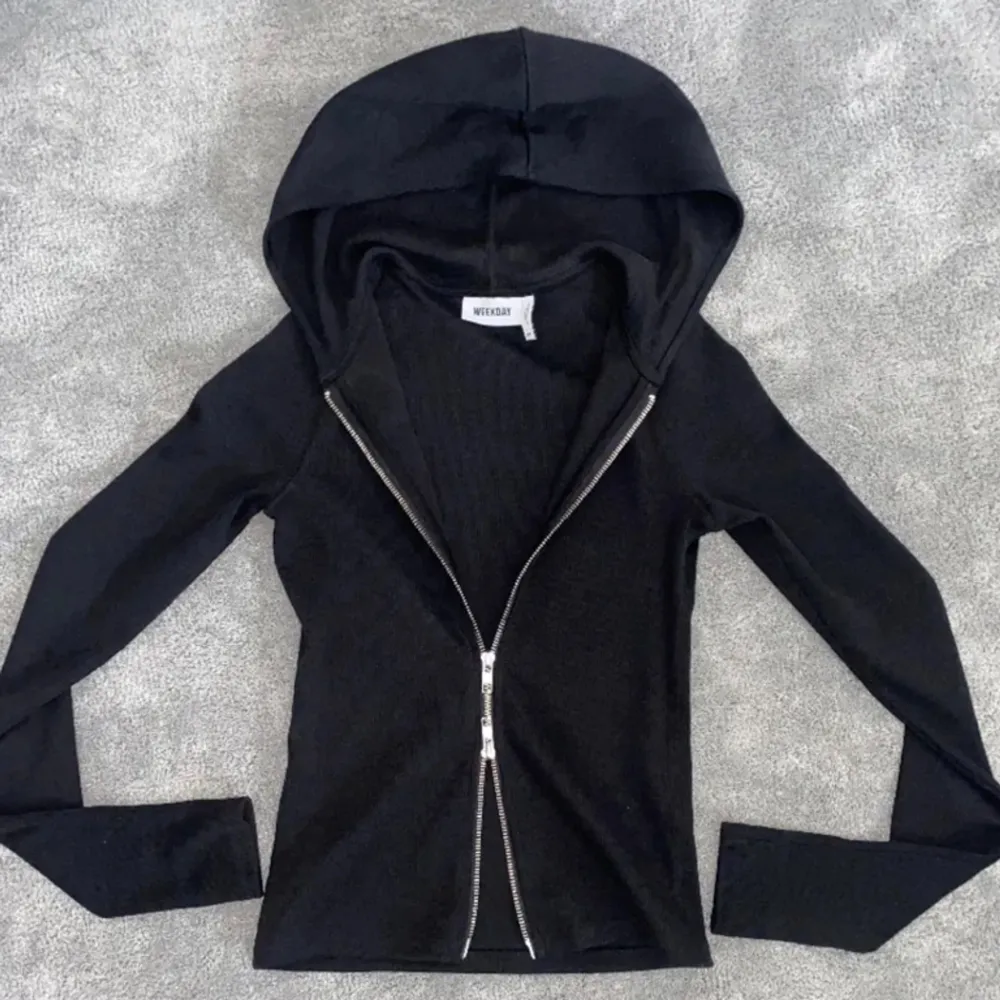 Super fin zip hoodie från weekday💞som ny då jag inte använt den mycket🩷ny pris 470 men säljer för 250💞. Hoodies.
