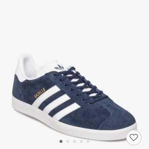 Säljer mina adidas Gazelle som är i bra skick!!😇😇 Köpta för 1249kr. Hör av dig för mer info eller bilder<3 Har storlek 39/40 men dessa passar bra. Köparen står för frakten!!