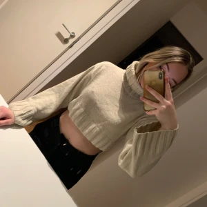 Stickad tröja - Lite kortare stickad beige tröja.  Jätte fin och skön.