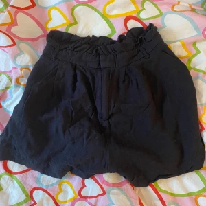 Low waist shorts😍 - Säljer mina favvo pga att dom är lite stora på mig❤️ Skit snygga ser typ ut som en kjol när man har på sig dom😍🙏🏻