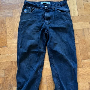 Polar 93 Denim 32/32 - Sitter 32/32 lite slitna längst nere se bild 3   Kan hämtas i Stockholm eller skickas mot fraktkostnad 