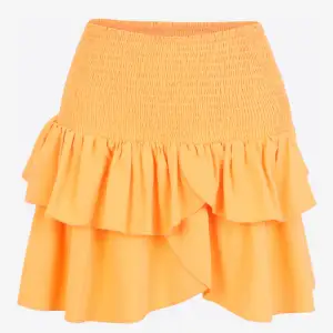 Orange kort kjol från neo noir, storlek 38  Helt oanvänd med prislappen kvar, ordinarie pris 449kr.