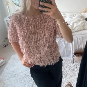 Rosa blus - Köpt på zara barn för jättelängesedan! Passar xs-s. Prislappen kvar 