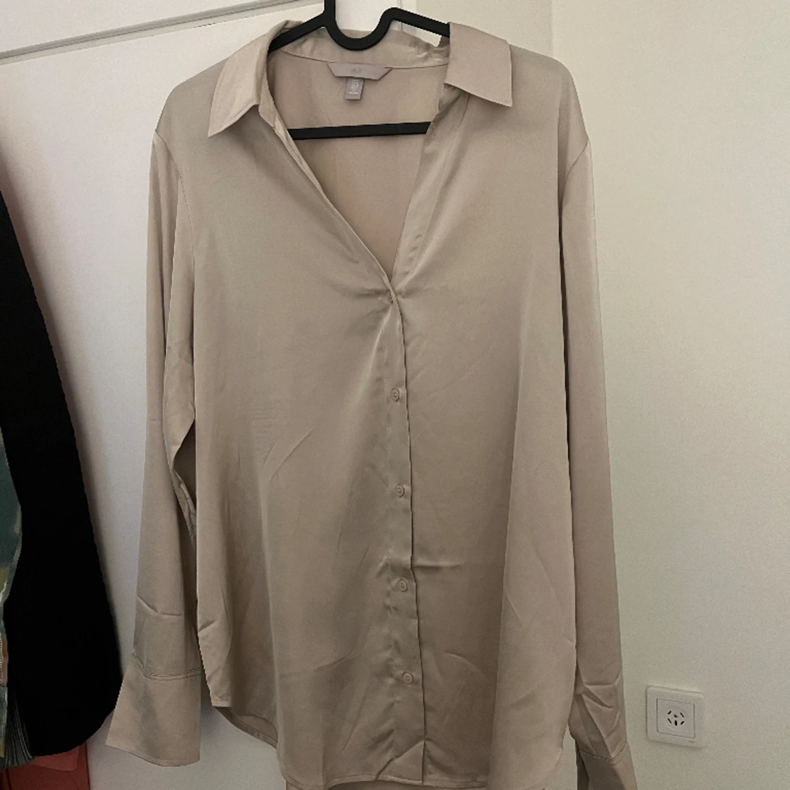 Beige silkes skjorta 