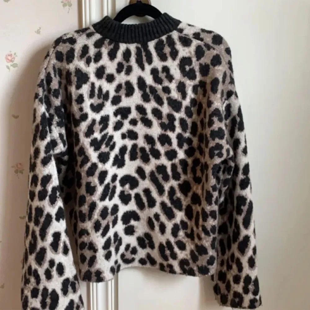 Jätte fin stickad leopard tröja, jätte fint skick💕Lånade bilder💕. Stickat.