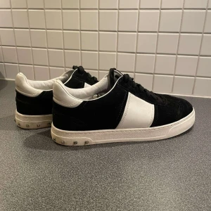 Valentinoflycrew  - Säljer dessa extremt eftertraktade skor. Kond 9/10 alla nitar finns kvar  Allt og följer med.  Skriv vid minsta lilla fundering