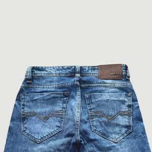 Diesel - Raka Jeans - Storlek 30 - VARAN KAN KÖPAS DIREKT PÅ VÅR HEMSIDA, ettmarke.se MÄRKE: Diesel Industry. MODELL: Reg Straight. FÄRG: Blå. STORLEK: W30 L34 enligt lapp. MIDJA RAKT ÖVER: 38 cm. MIDJEHÖJD: 22 cm. TOTALLÄNGD (FRÅN MIDJAN): 110 cm. BENLÄNGD (FRÅN INNELÅRET): 88 cm