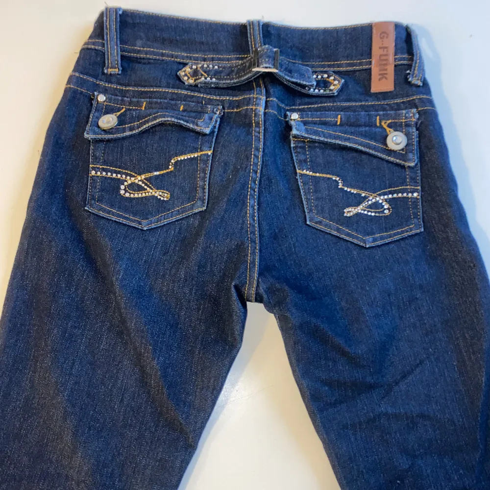 Jätte snygga utsvängda jeans, aldrig använda och är lågmidjade. Original pris- 1758kr . Jeans & Byxor.