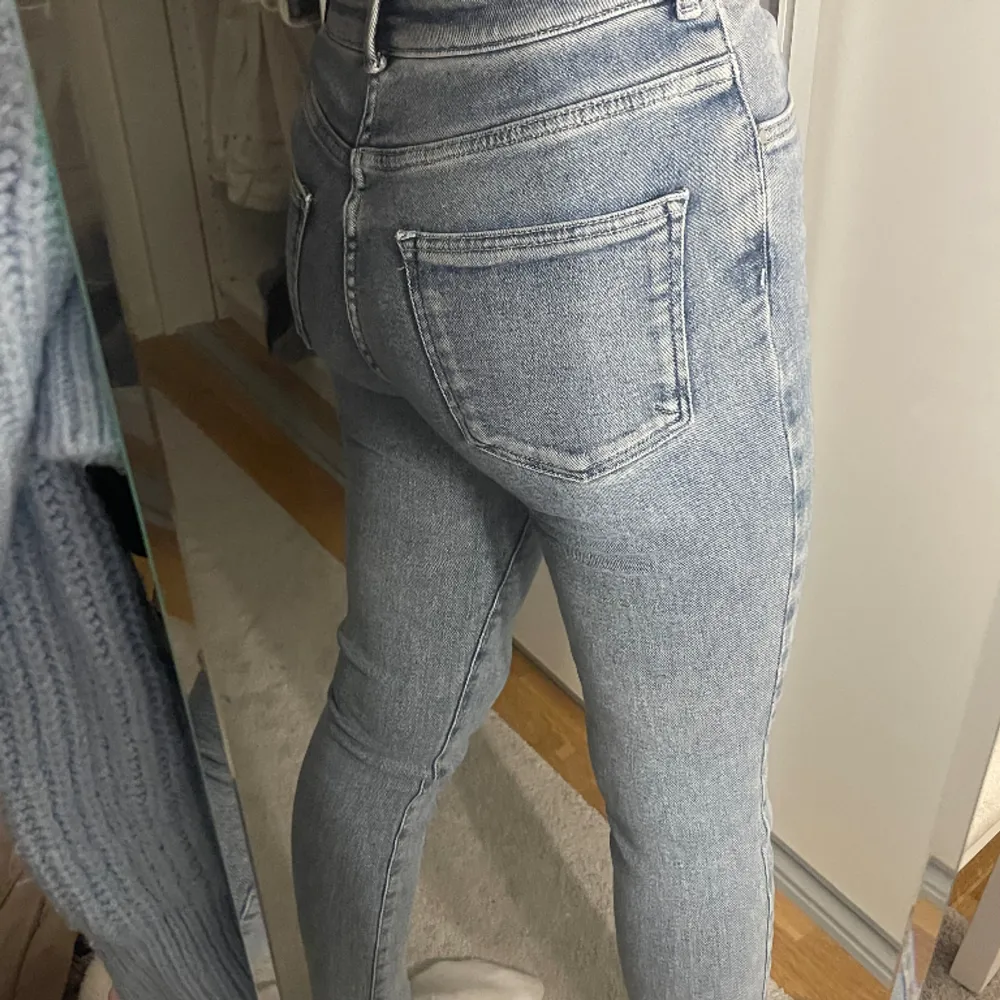 Skitsköna jeans från Bikbok, Storlek S. Jag är en 163 Använd ett fåtal gånger🤍 50kr + frakt. Jeans & Byxor.