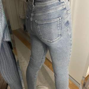Skitsköna jeans från Bikbok, Storlek S. Jag är en 163 Använd ett fåtal gånger🤍 50kr + frakt