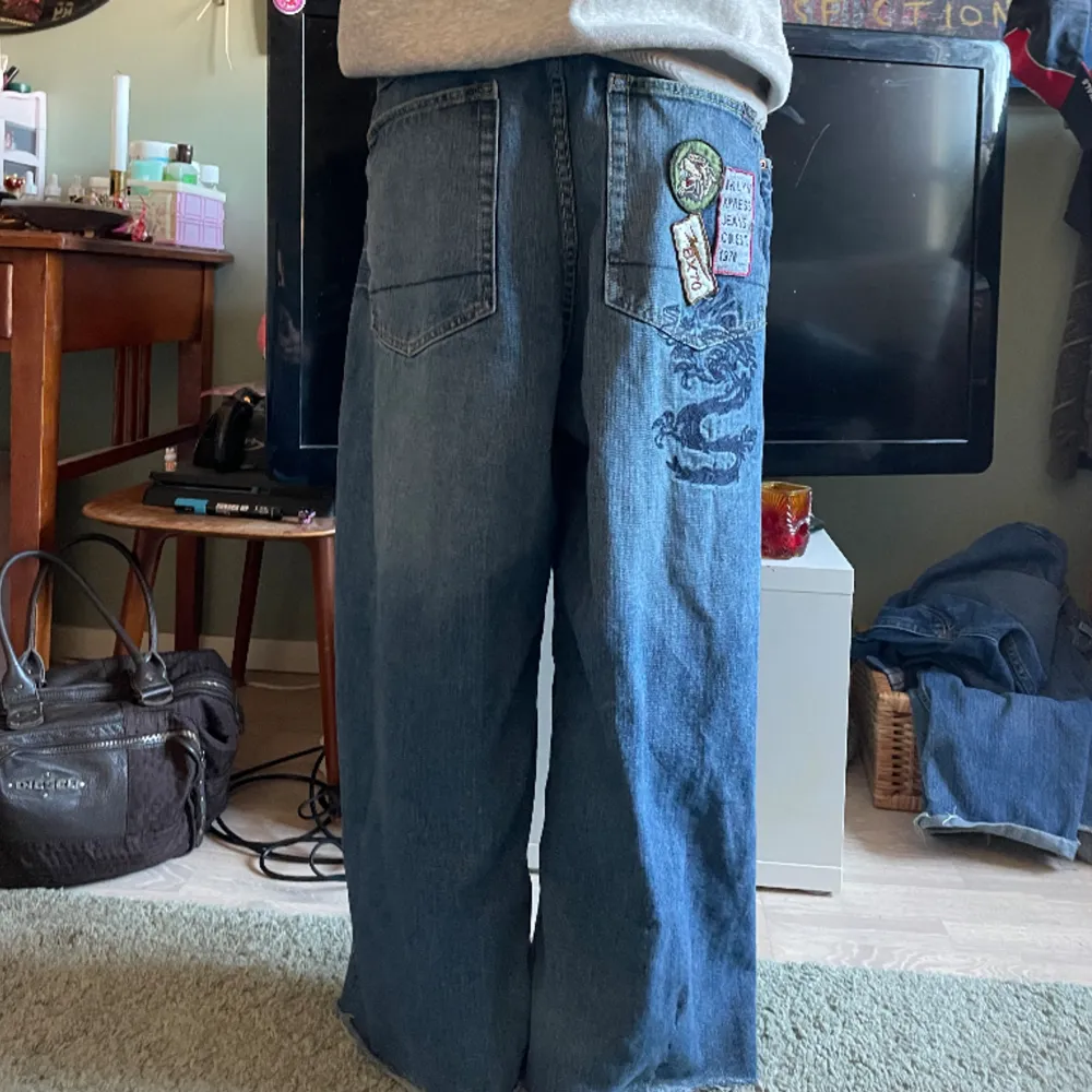 jättesnygga baggy jeans! tyvärr klippta och sydda nere vid ena benet + en fläck (har dock inte testat ta bort den). Jeans & Byxor.