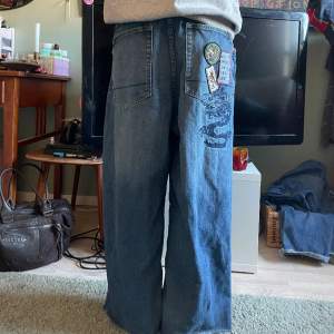 jättesnygga baggy jeans! tyvärr klippta och sydda nere vid ena benet + en fläck (har dock inte testat ta bort den)