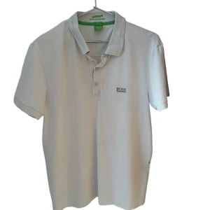 Hugo boss piké  - Gammal men som i ny skick. Säljer den för har bytt stil. Den är slimfit så den passar S,M och L