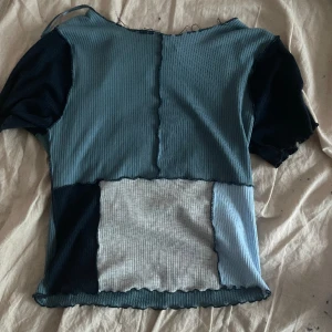 blå tshirt - jätte fin blå tshirt från bikbok!! fint skick!