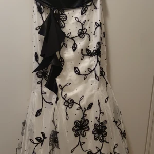 Brud/bal klänning  - Brud/balklänning använd endast en gång, mycket fint skick