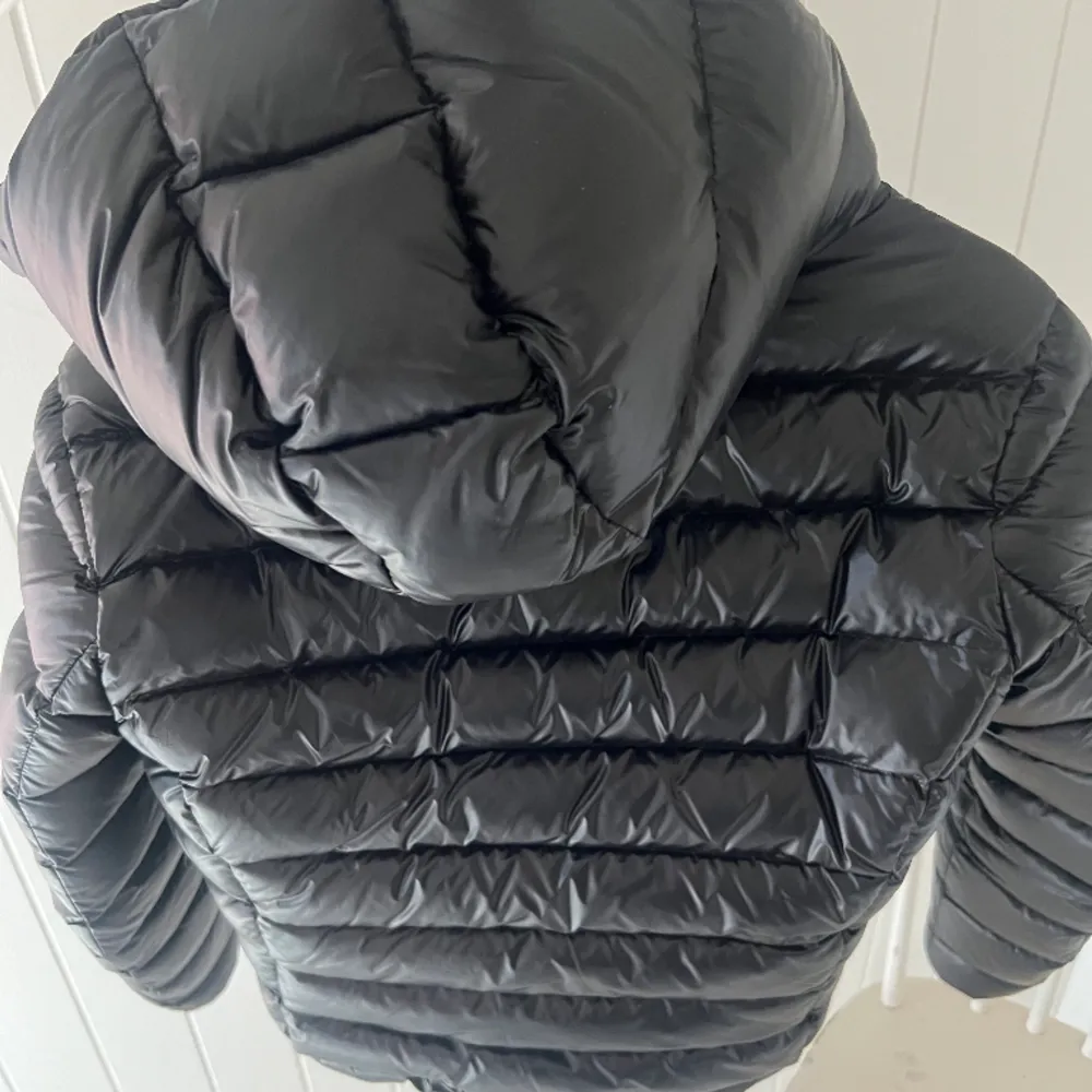 Jacka som fungerar bra för höst/vinter/vår. Liten i storleken, denna jacka är storlek 38/m men fungerar på dig som normalt bär xs-s. Säljer på grund av att den ej kommer till användning längre, inga synliga fel!. Jackor.