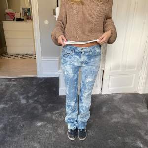 Såååå snygga tie dye jeans från levis i sån unik färg. Inga defekter - köpta second hand dyrt. Otroligt bra kvalitet💗💗 sååå najs med en vit t shirt till i vår! Omg sååå långa vilket e så najs!!! Och snygg passform