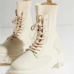 Jättefina boots från Nelly, använd enbart en vinter, inga skador eller liknande. Kontakta för fler foton, skorna är köpta för 1000kr. 