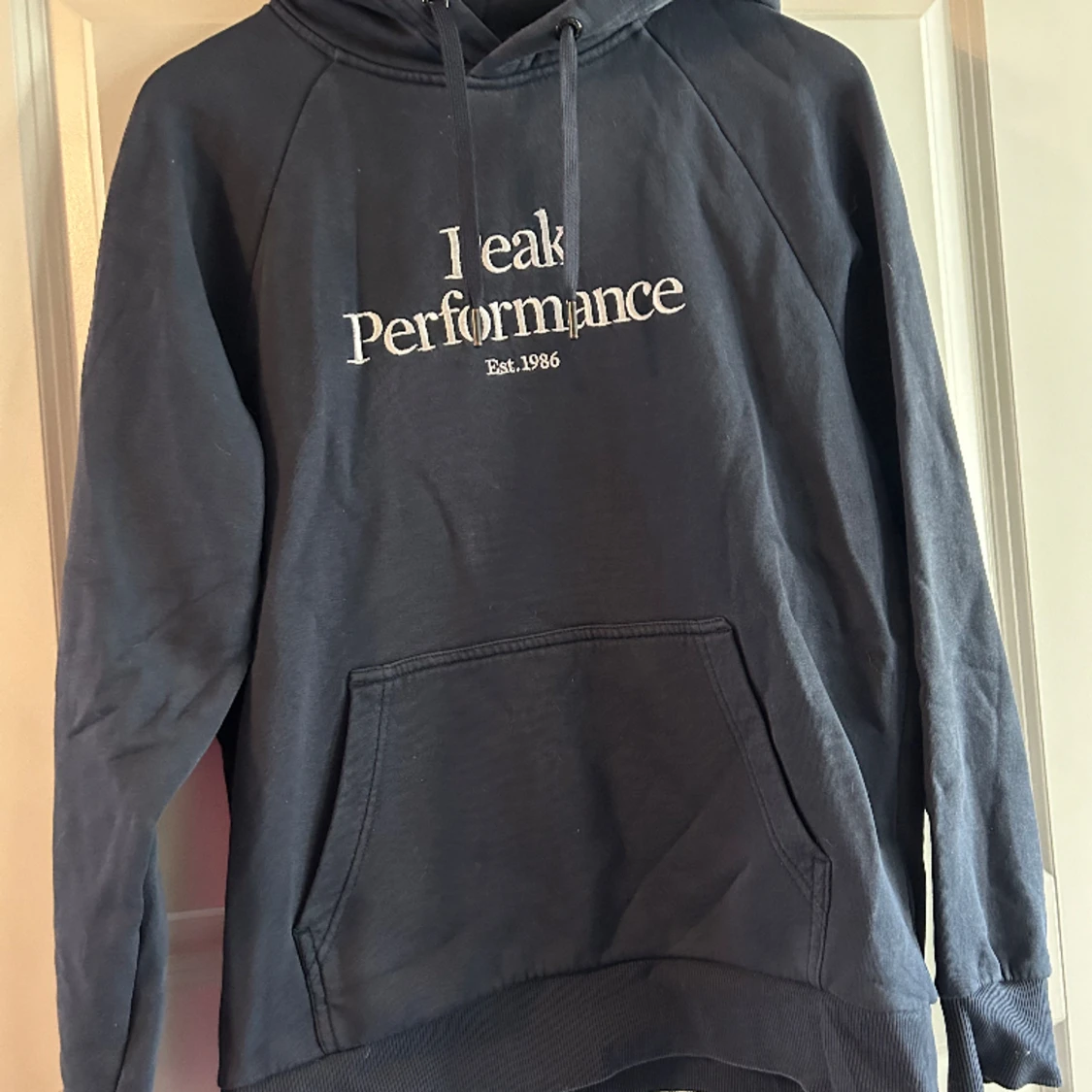 Peak hoddie marinblå