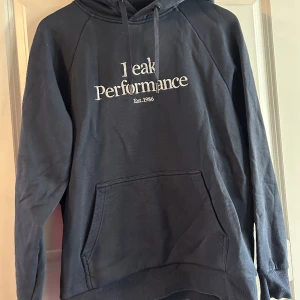 Peak hoddie marinblå - Säljer denna peak hoddien den är inte alls mkt använd därlför jag säljer den. Det är inget fel på den. Storlek M  Den är skrynklig nu då den bara luggit i en låda.