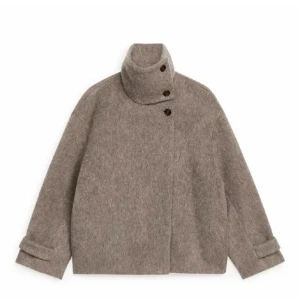 Arket jacka - Köptes på plick för 1 år sen och användes några gånger förra våren. Den är i bra skick men lite nopprig, skriv privat för bild på det!  Köpte den för 1700kr. Den är i storlek 36, men passar även en 38 och 34 💖💖 Pris går absolut att diskuteras!!!!