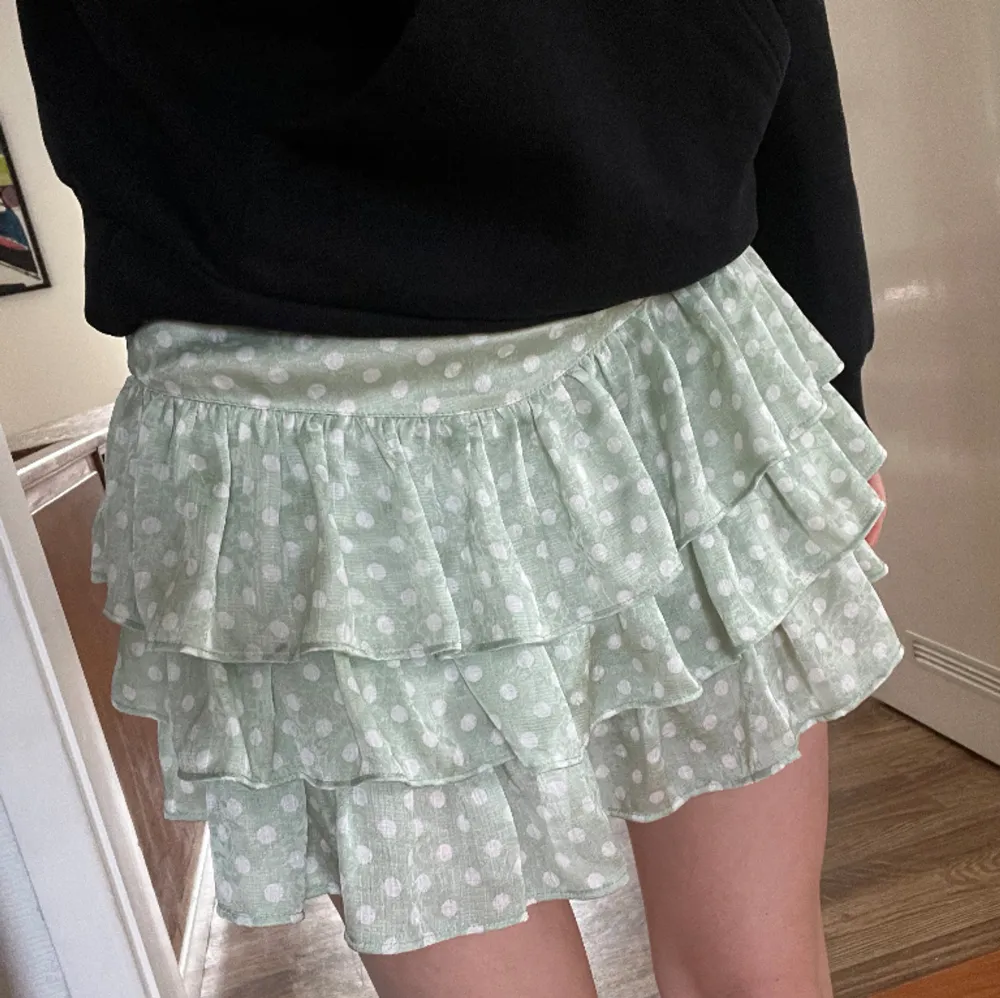 Populär volangkjol från Zara med inbyggda shorts. Kjolar.